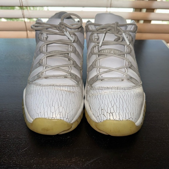 Mens Jordan’s 11 retro low premium frost white size 9.5 y - Picture 3 of 4